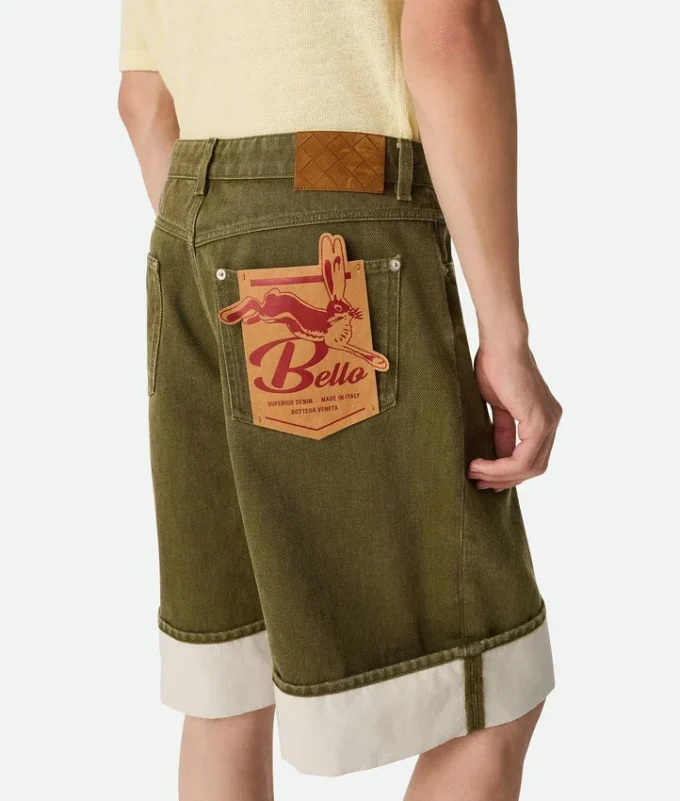 Farbige Denim-Shorts