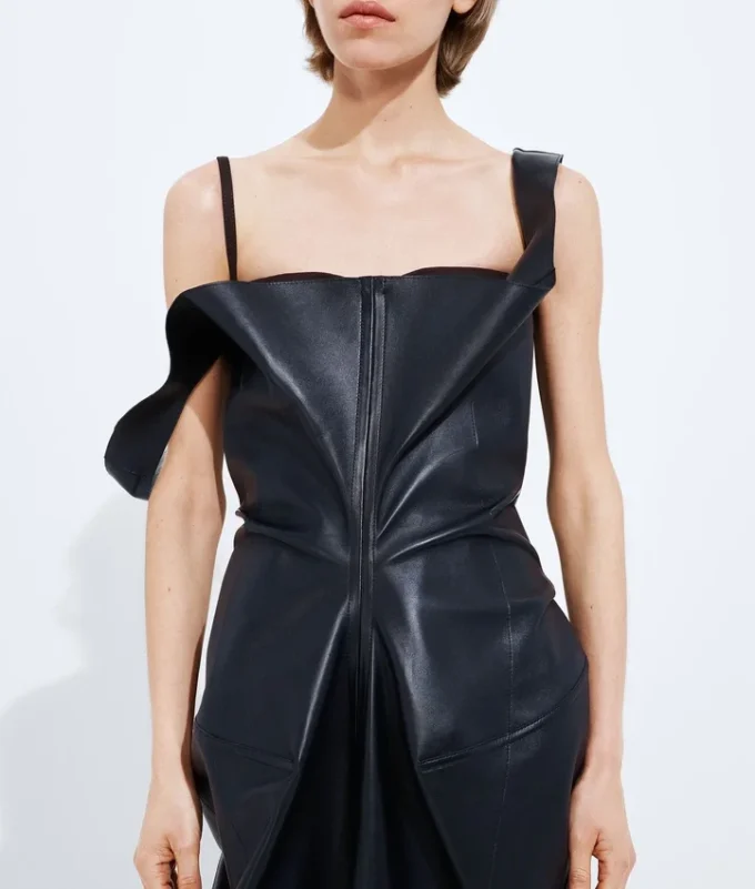 Halbglänzendes Lederkleid Halbglänzendes Lederkleid