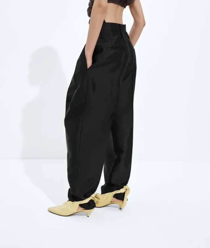 Hose aus gewaschenem Baumwoll- und Viskose-Twill Hose aus gewaschenem Baumwoll- und Viskose-Twill