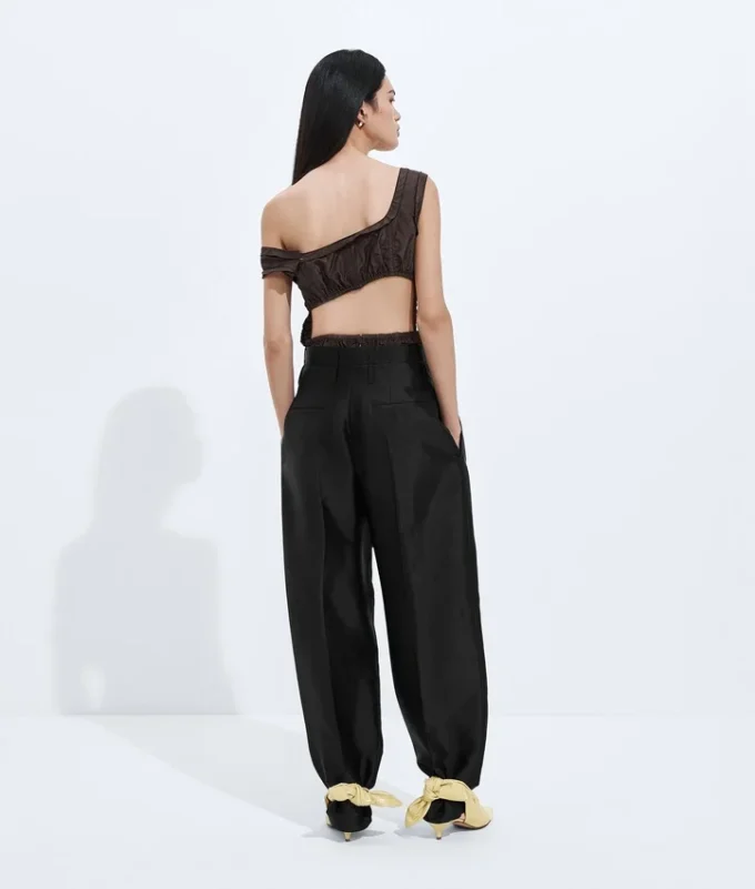 Hose aus gewaschenem Baumwoll- und Viskose-Twill Hose aus gewaschenem Baumwoll- und Viskose-Twill