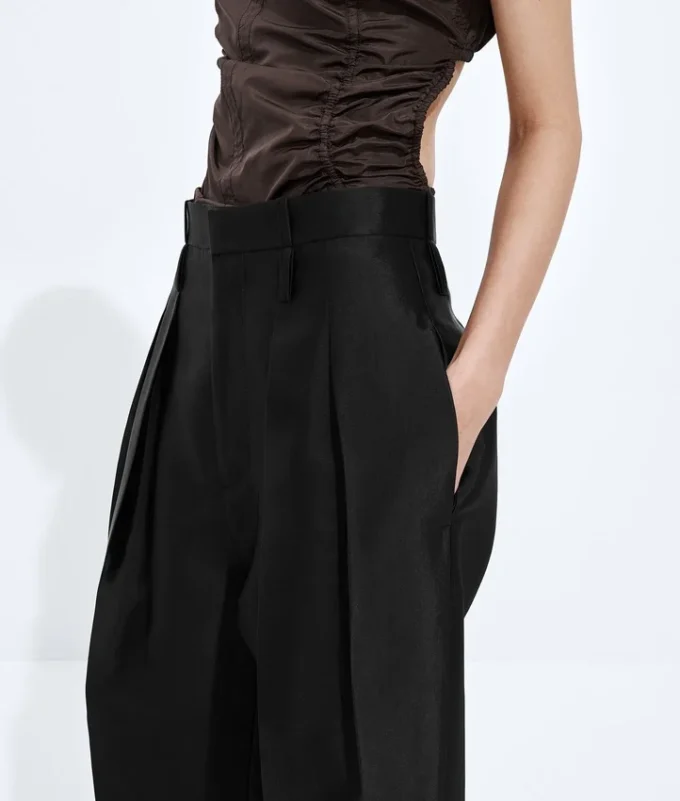 Hose aus gewaschenem Baumwoll- und Viskose-Twill Hose aus gewaschenem Baumwoll- und Viskose-Twill
