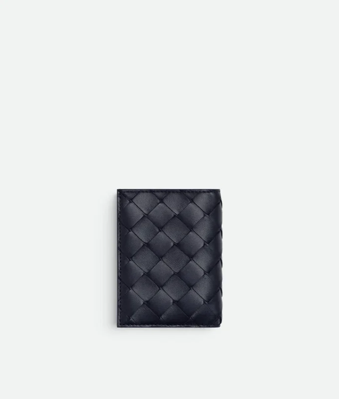 Intrecciato-Kartenetui mit diagonaler Klappe