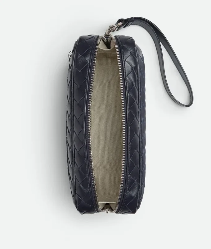 Intrecciato-Pouch mit Handschlaufe Intrecciato-Pouch mit Handschlaufe