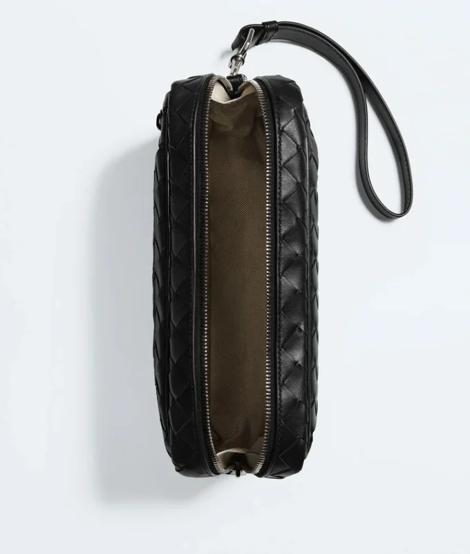 Intrecciato-Pouch mit Handschlaufe Intrecciato-Pouch mit Handschlaufe