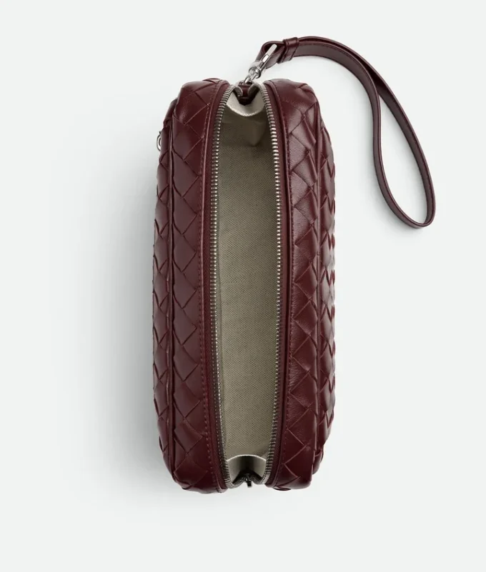 Intrecciato-Pouch mit Handschlaufe Intrecciato-Pouch mit Handschlaufe