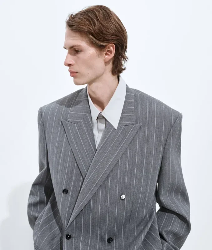 Jacke aus leichter Wolle mit Nadelstreifen Jacke aus leichter Wolle mit Nadelstreifen