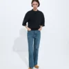 Jeans aus mittelblauem, gewaschenem Denim mit ausgestelltem Bein Jeans aus mittelblauem, gewaschenem Denim mit ausgestelltem Bein
