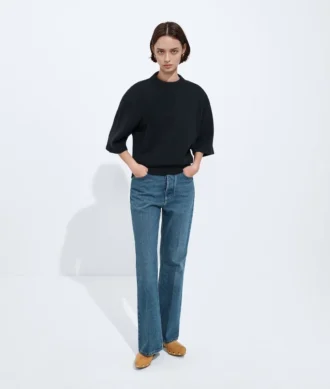 Jeans aus mittelblauem, gewaschenem Denim mit ausgestelltem Bein