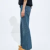 Jeans aus mittelblauem, gewaschenem Denim mit ausgestelltem Bein Jeans aus mittelblauem, gewaschenem Denim mit ausgestelltem Bein