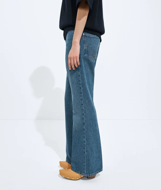 Jeans aus mittelblauem, gewaschenem Denim mit ausgestelltem Bein Jeans aus mittelblauem, gewaschenem Denim mit ausgestelltem Bein