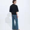 Jeans aus mittelblauem, gewaschenem Denim mit ausgestelltem Bein Jeans aus mittelblauem, gewaschenem Denim mit ausgestelltem Bein