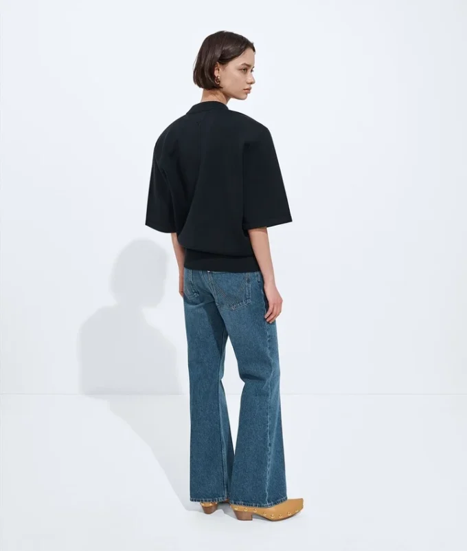 Jeans aus mittelblauem, gewaschenem Denim mit ausgestelltem Bein Jeans aus mittelblauem, gewaschenem Denim mit ausgestelltem Bein