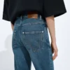 Jeans aus mittelblauem, gewaschenem Denim mit ausgestelltem Bein Jeans aus mittelblauem, gewaschenem Denim mit ausgestelltem Bein