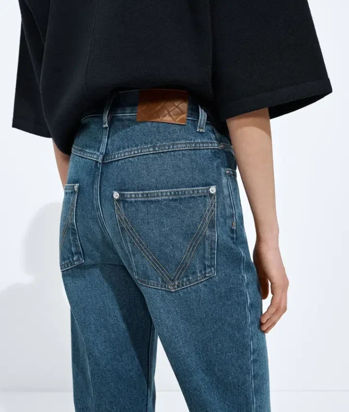 Jeans aus mittelblauem, gewaschenem Denim mit ausgestelltem Bein Jeans aus mittelblauem, gewaschenem Denim mit ausgestelltem Bein