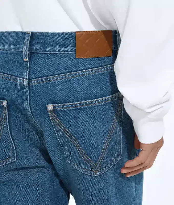 Jeans mit geradem Bein in mittlerem Indigo Jeans mit geradem Bein in mittlerem Indigo