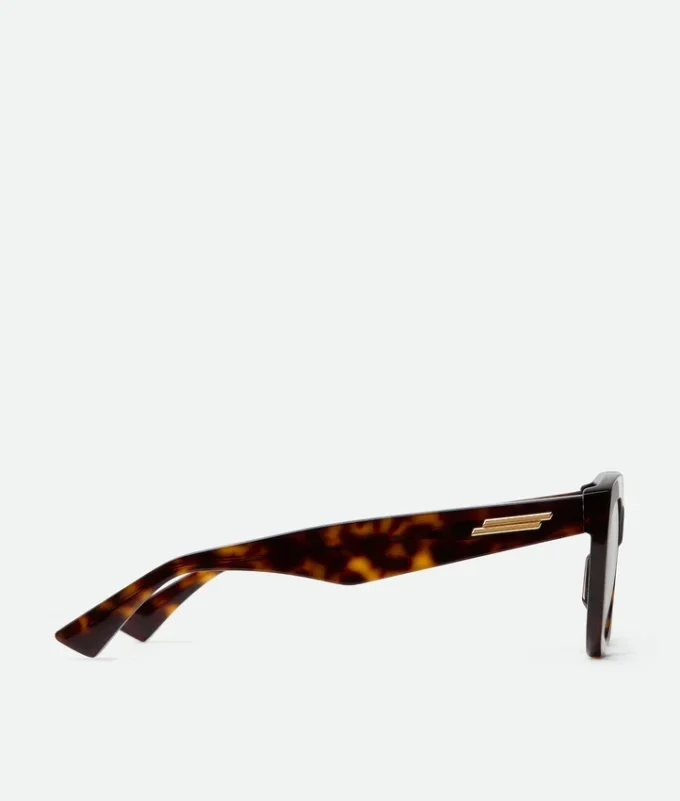 Klassische Cat-Eye-Brille aus recyceltem Acetat Klassische Cat-Eye-Brille aus recyceltem Acetat
