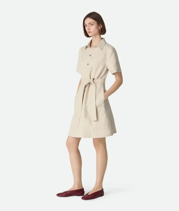 Kleid aus Baumwolle und Leinen Kleid aus Baumwolle und Leinen
