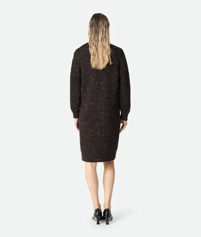Kleid aus englischer Rippenstrick-Wolle Kleid aus englischer Rippenstrick-Wolle
