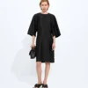 Kleid aus gewaschenem Baumwoll- und Viskose-Twill Kleid aus gewaschenem Baumwoll- und Viskose-Twill