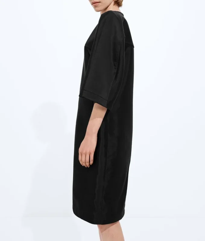 Kleid aus gewaschenem Baumwoll- und Viskose-Twill Kleid aus gewaschenem Baumwoll- und Viskose-Twill
