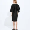 Kleid aus gewaschenem Baumwoll- und Viskose-Twill Kleid aus gewaschenem Baumwoll- und Viskose-Twill