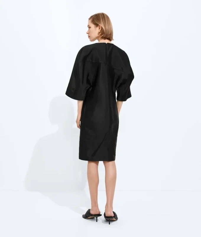 Kleid aus gewaschenem Baumwoll- und Viskose-Twill Kleid aus gewaschenem Baumwoll- und Viskose-Twill