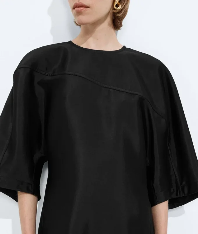 Kleid aus gewaschenem Baumwoll- und Viskose-Twill Kleid aus gewaschenem Baumwoll- und Viskose-Twill