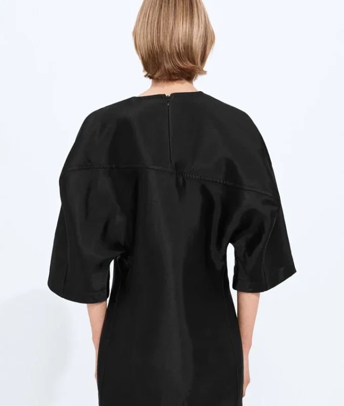 Kleid aus gewaschenem Baumwoll- und Viskose-Twill Kleid aus gewaschenem Baumwoll- und Viskose-Twill