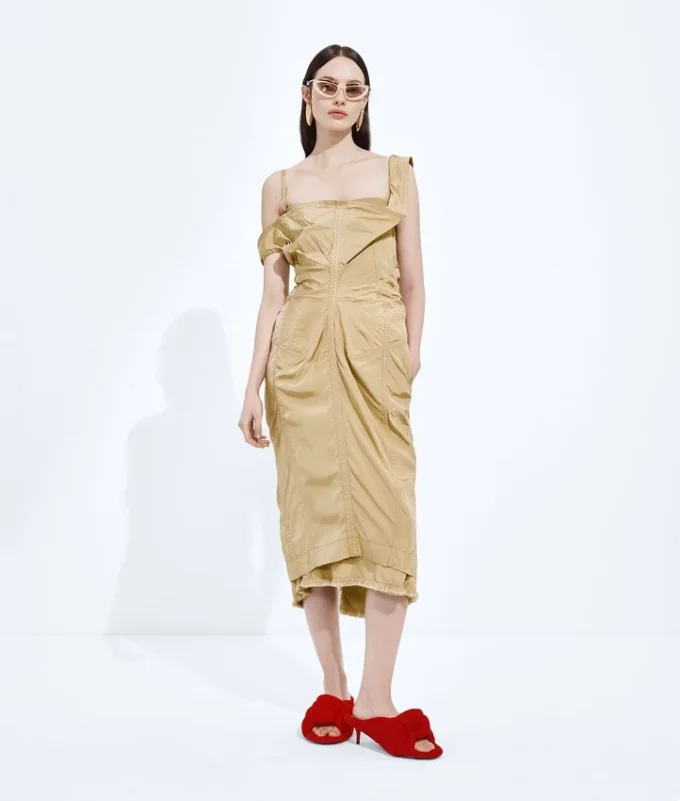 Kleid aus gewaschenem Seidentaft Kleid aus gewaschenem Seidentaft