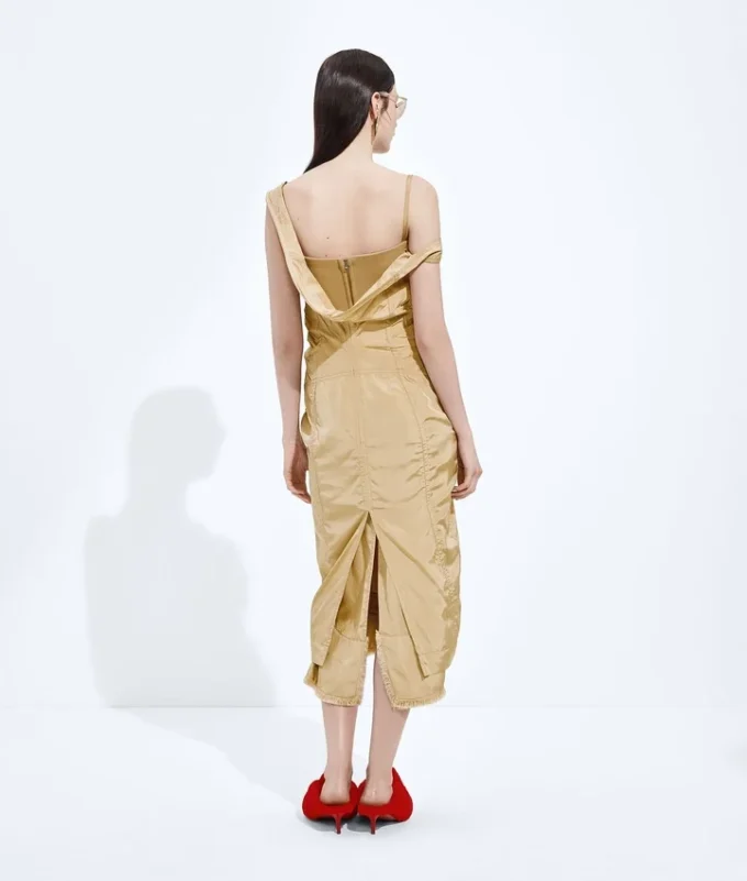 Kleid aus gewaschenem Seidentaft Kleid aus gewaschenem Seidentaft