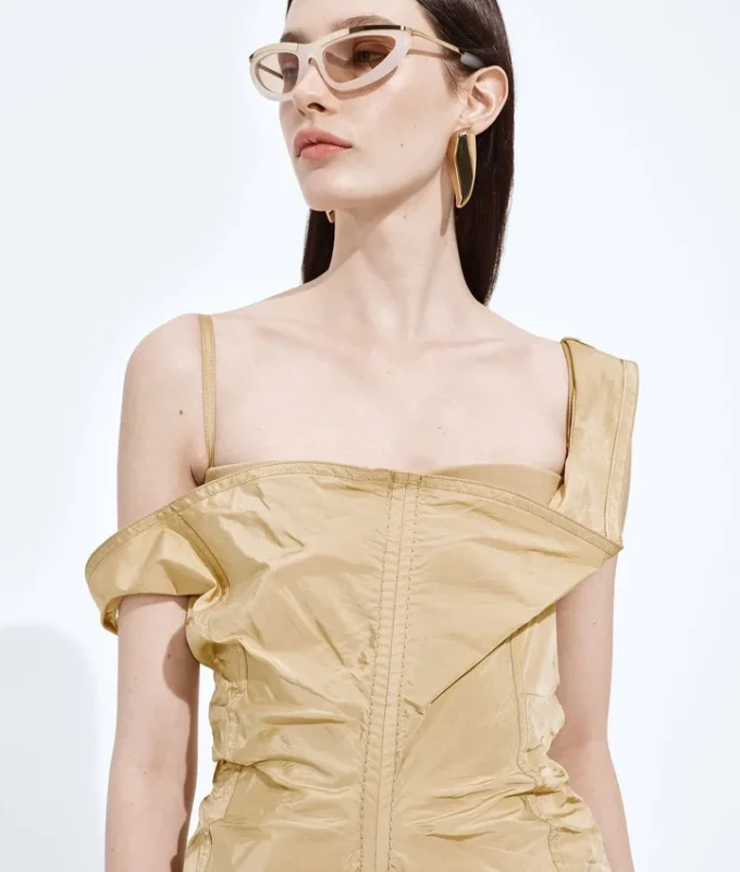 Kleid aus gewaschenem Seidentaft Kleid aus gewaschenem Seidentaft