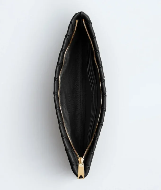 Kleine flache Tasche aus Intrecciato Kleine flache Tasche aus Intrecciato