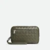 Kleine Intrecciato-Pouch mit Handschlaufe Kleine Intrecciato-Pouch mit Handschlaufe