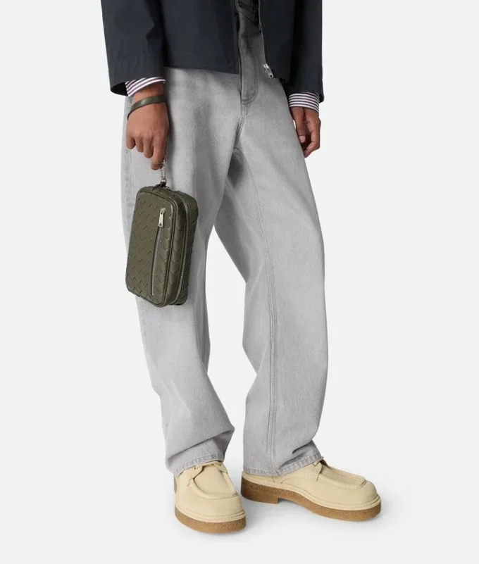 Kleine Intrecciato-Pouch mit Handschlaufe Kleine Intrecciato-Pouch mit Handschlaufe