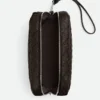 Kleine Intrecciato-Pouch mit Handschlaufe Kleine Intrecciato-Pouch mit Handschlaufe