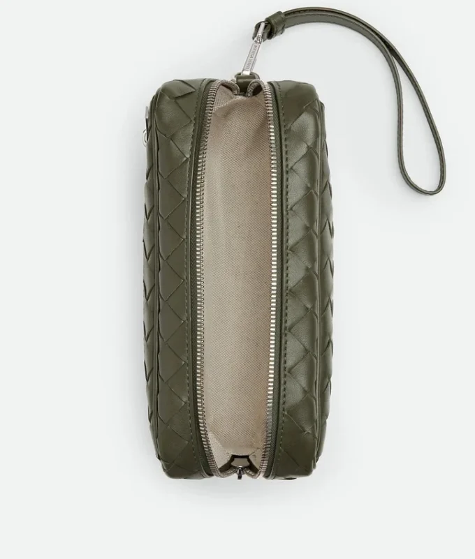 Kleine Intrecciato-Pouch mit Handschlaufe Kleine Intrecciato-Pouch mit Handschlaufe