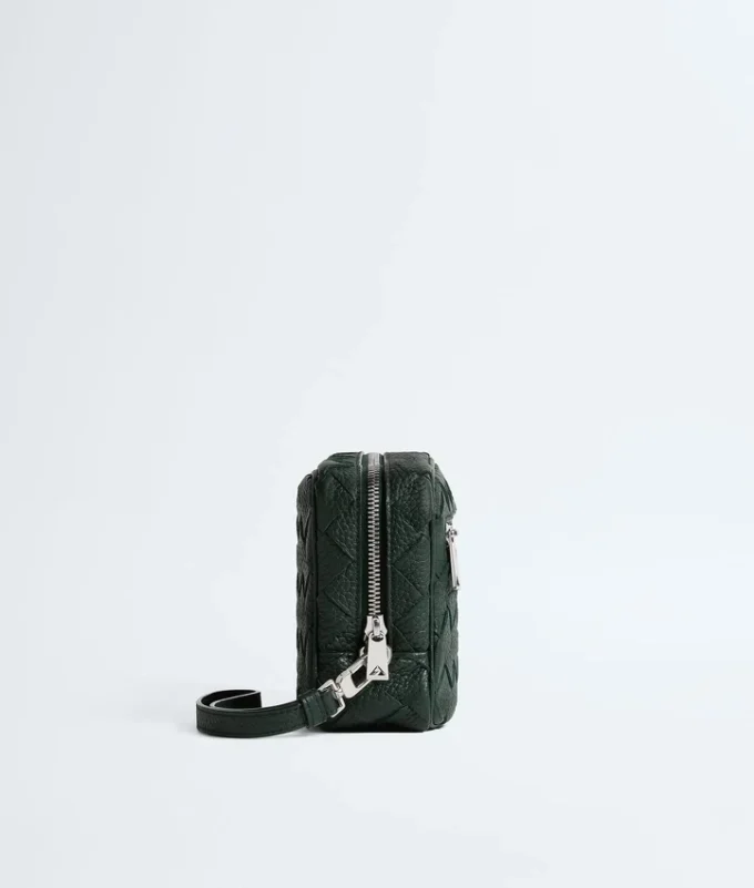 Kleine Intrecciato-Pouch mit Handschlaufe Kleine Intrecciato-Pouch mit Handschlaufe