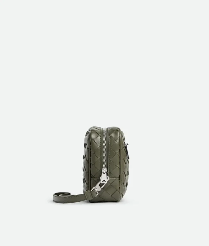 Kleine Intrecciato-Pouch mit Handschlaufe Kleine Intrecciato-Pouch mit Handschlaufe