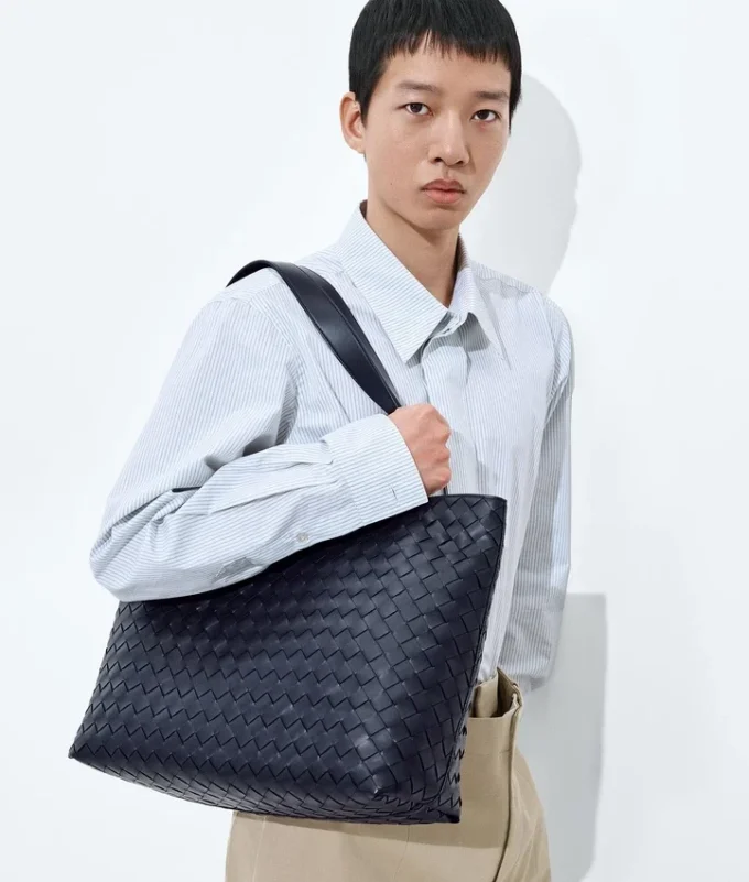 Kleine Intrecciato-Tasche mit Reißverschluss Kleine Intrecciato-Tasche mit Reißverschluss
