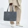 Kleine Intrecciato-Tasche mit Reißverschluss Kleine Intrecciato-Tasche mit Reißverschluss