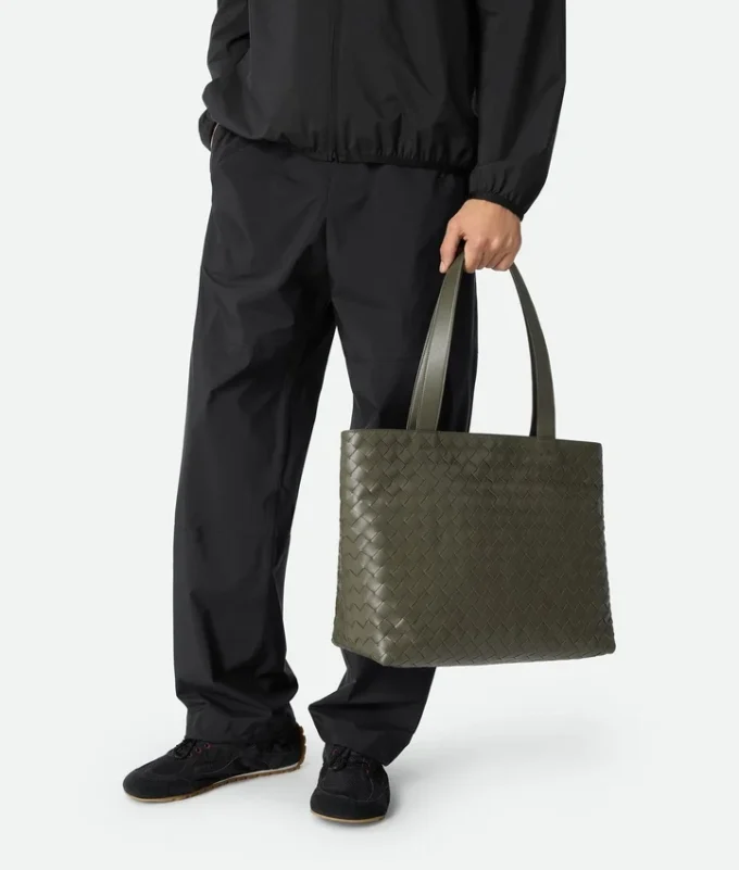 Kleine Intrecciato-Tasche mit Reißverschluss Kleine Intrecciato-Tasche mit Reißverschluss