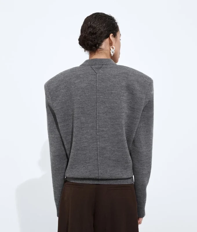 Maßgeschneiderter Pullover aus Wolle Maßgeschneiderter Pullover aus Wolle