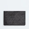 Mittlere flache Pouch aus Intrecciato Mittlere flache Pouch aus Intrecciato