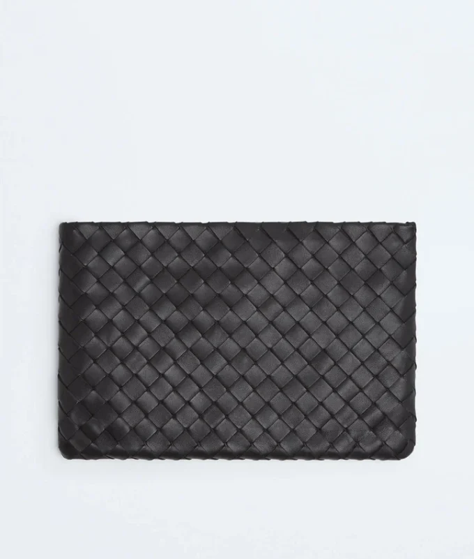 Mittlere flache Pouch aus Intrecciato Mittlere flache Pouch aus Intrecciato