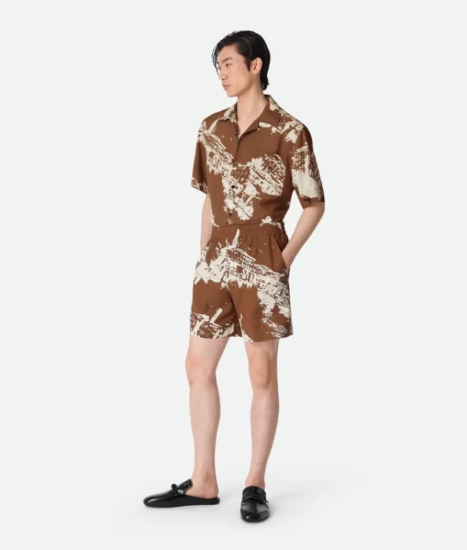Seidenshorts mit italienischem Postkartenprint Seidenshorts mit italienischem Postkartenprint