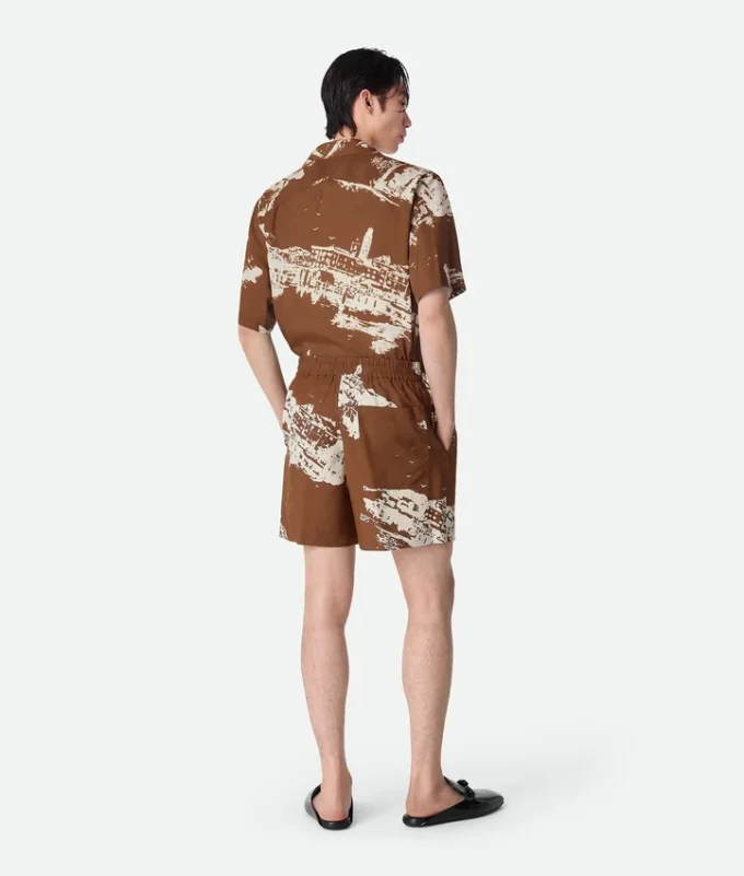 Seidenshorts mit italienischem Postkartenprint Seidenshorts mit italienischem Postkartenprint