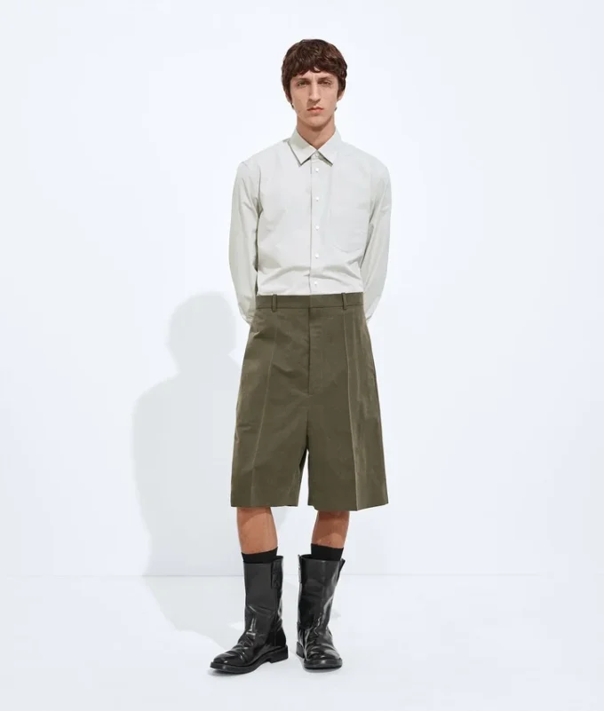 Shorts aus geknitterter Baumwolle und Seide Shorts aus geknitterter Baumwolle und Seide