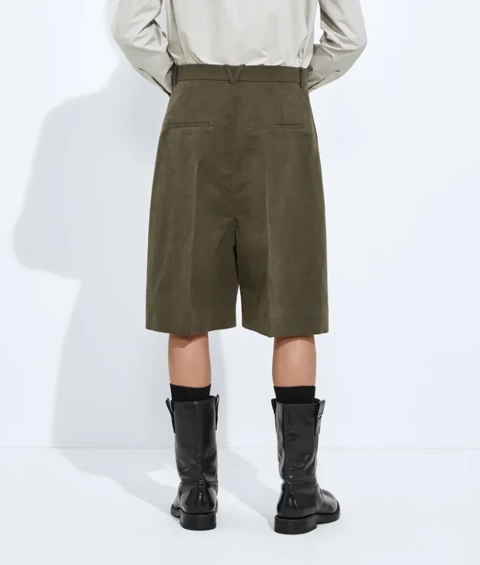 Shorts aus geknitterter Baumwolle und Seide Shorts aus geknitterter Baumwolle und Seide