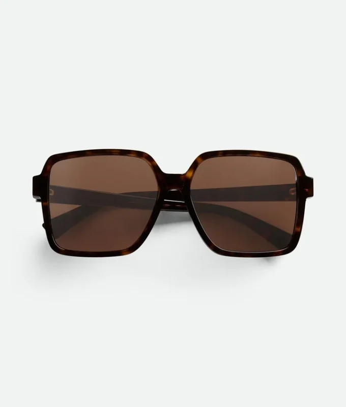 Sonnenbrille mit weicher, eckiger Form Sonnenbrille mit weicher, eckiger Form