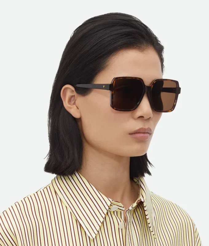 Sonnenbrille mit weicher, eckiger Form Sonnenbrille mit weicher, eckiger Form